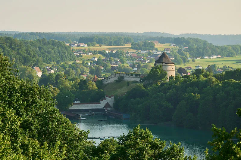 Blick auf den malerischen Wöhrsee in Burghausen.