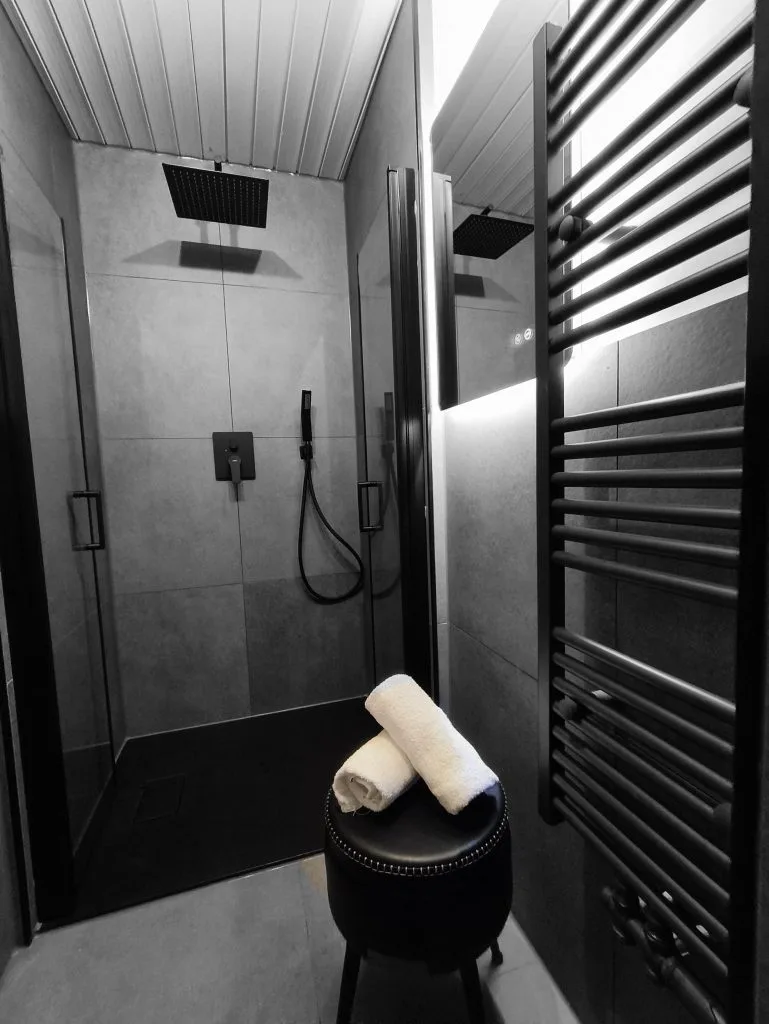 Dusche mit Regenbrause und Handtuchheizkörper in der Ferienwohnung Burgperle