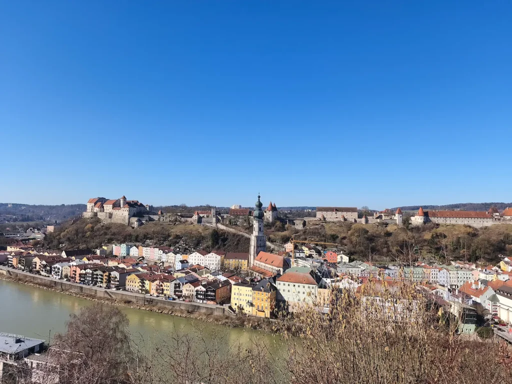 Blick auf die Burg Burghausen von der Ferienwohnung Burgzauber aus