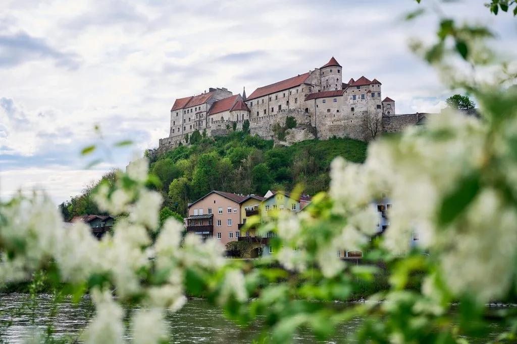 Hauptburg der Burg Burghausen im Frühling