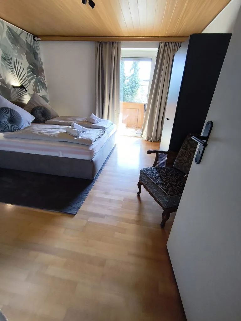 Blick vom Flur ins Schlafzimmer der Ferienwohnung Burgperle mit Balkontür