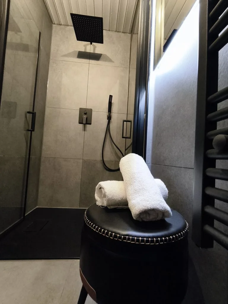 Bodengleiche Dusche mit schwarzer Regenbrause in der Ferienwohnung Burgperle