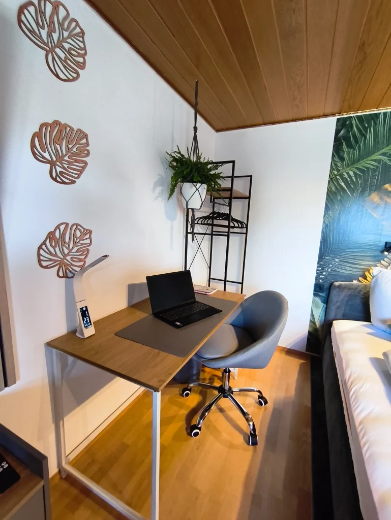 Arbeitsplatz mit Schreibtisch und Bürostuhl in der Ferienwohnung Burgperle