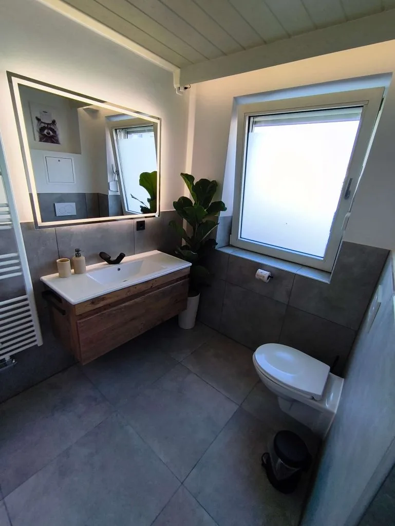 Badezimmer der Ferienwohnung Burgjuwel mit Waschtisch, WC und Dachschräge