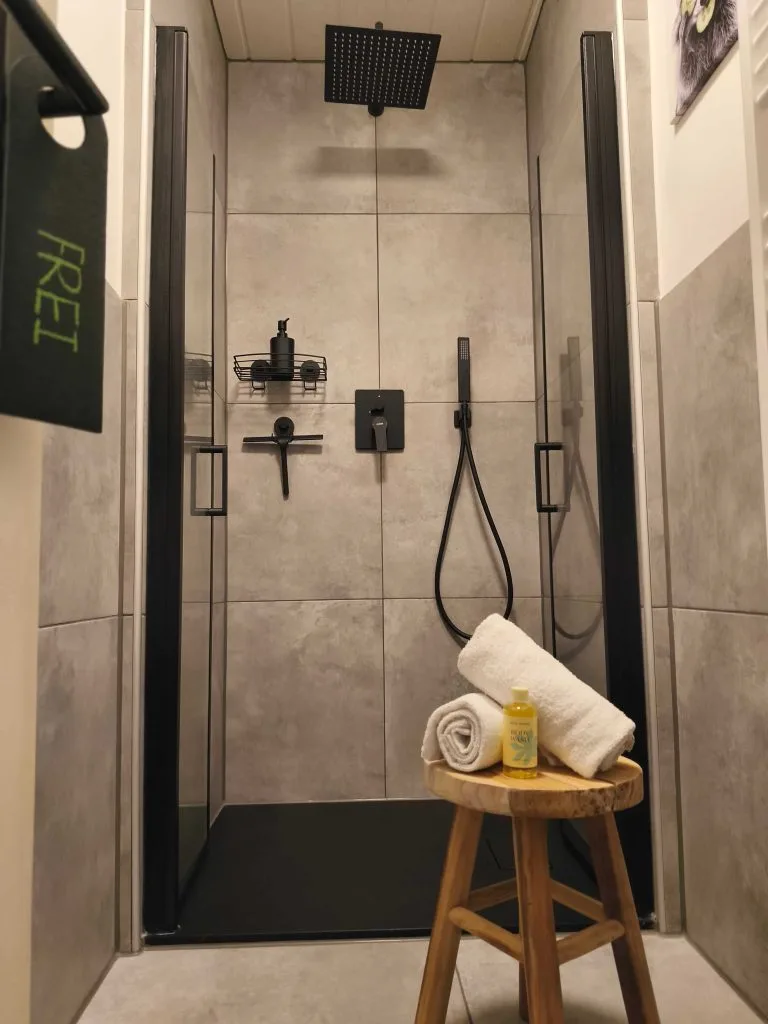 Bodengleiche Dusche mit Regenbrause im Badezimmer der Ferienwohnung Burgjuwel