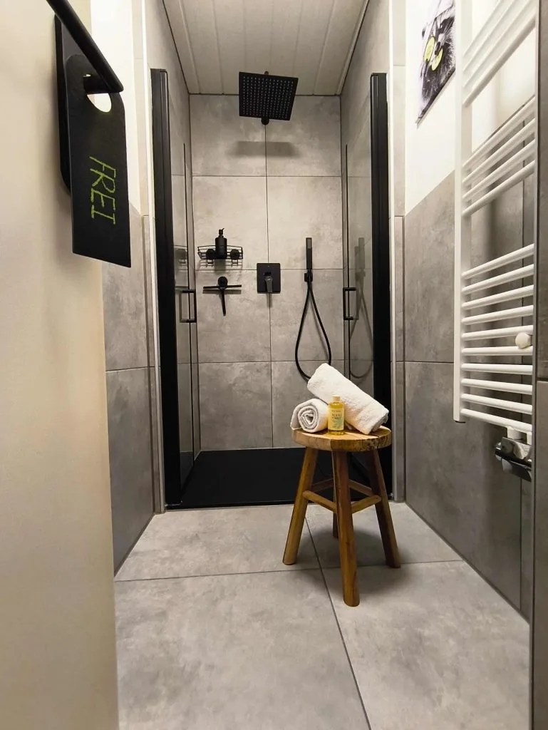 Dusche und Handtuchheizkörper im Badezimmer der Ferienwohnung Burgjuwel