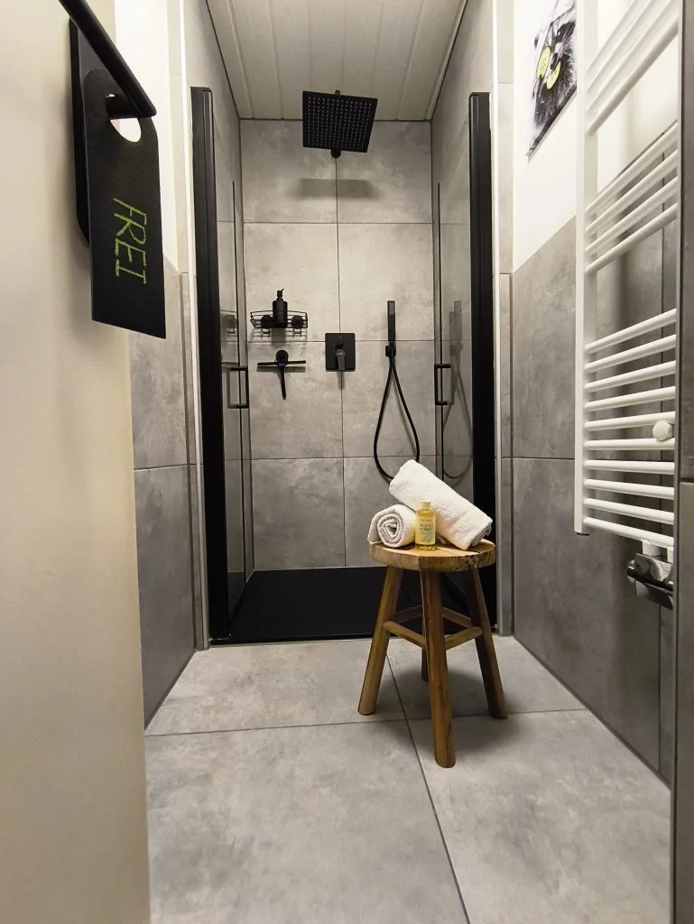 Dusche mit Handtuchheizkörper im Badezimmer der Ferienwohnung Burgjuwel