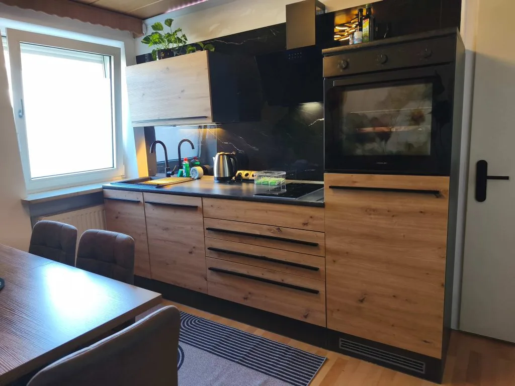 Küchenzeile der Ferienwohnung Burgjuwel in Holzoptik mit Backofen und Essplatz