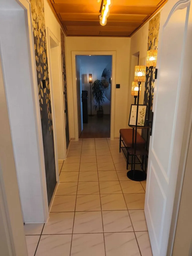 Flur der Ferienwohnung Burgjuwel mit Fliesenboden