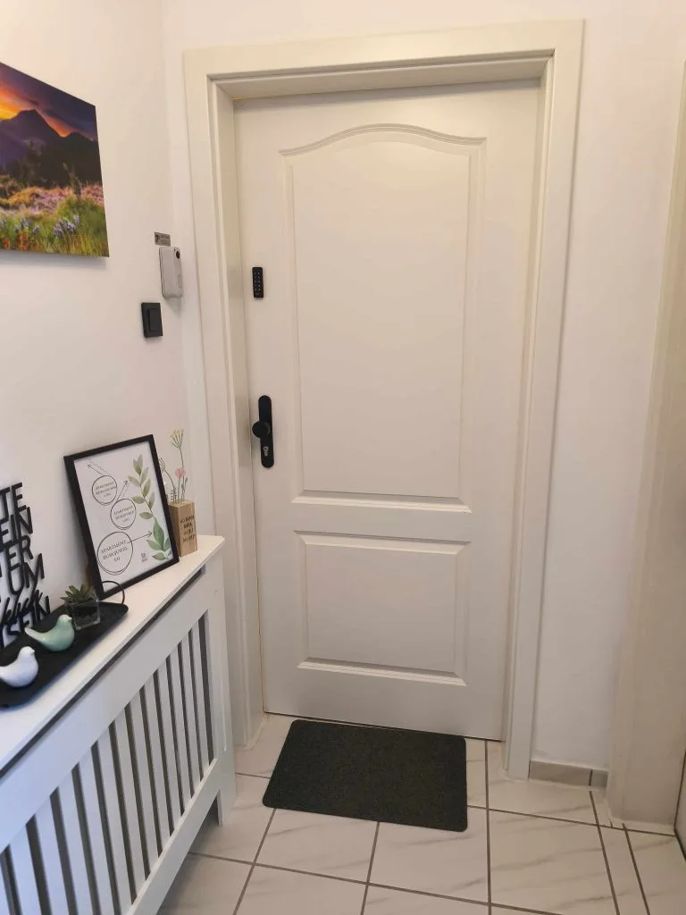 Eingangsbereich der Ferienwohnung Burgjuwel mit Wohnungstür und Sideboard