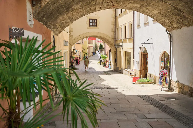 Historische Häuserzeile in der Gasse In den Grüben in Burghausen