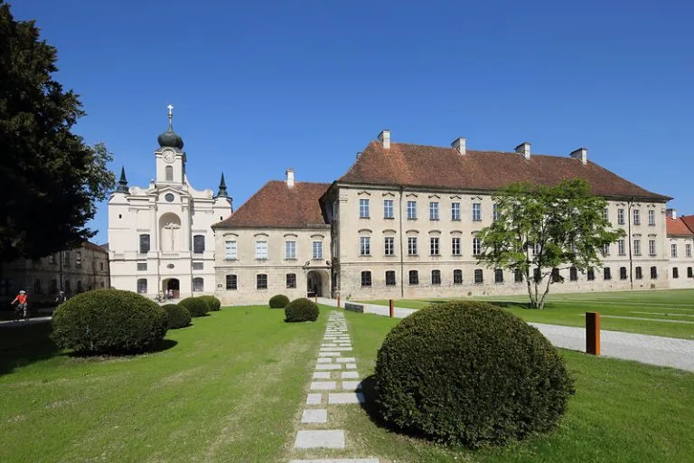 Barocke Klosteranlage Raitenhaslach in einer Salzachschleife bei Burghausen