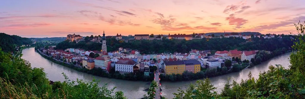 Abendstimmung mit Blick auf die weltlängste Burg und die historische Altstadt.
