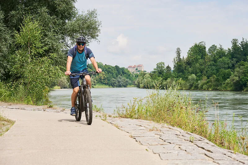 Radfahren an der Salzach bei Burghausen.
