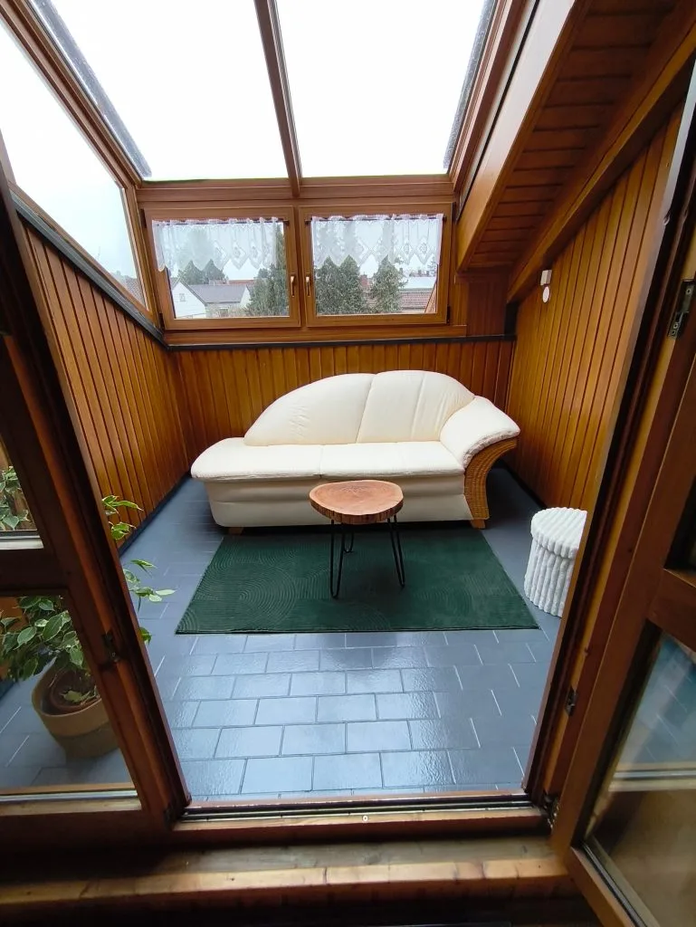 Voll verglaste Terrasse der Ferienwohnung Burgzauber mit Sofa und Dachverglasung