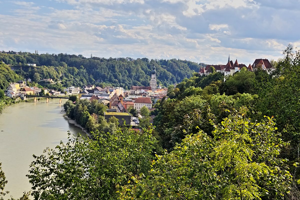 Blick über die Salzach auf die Altstadt von Burghausen und die Burganlage