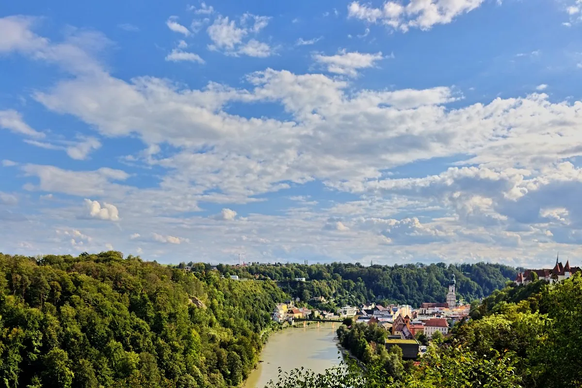 Blick vom Aussichtssteg über die bewaldete Salzachschlucht auf Burghausen