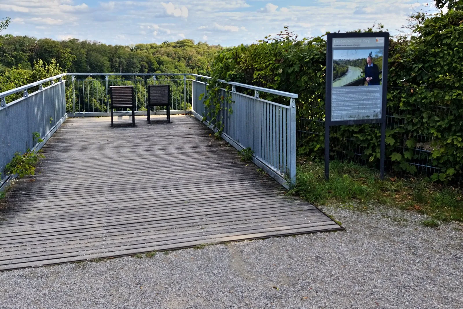 Hölzerner Aussichtssteg mit Geländer und zwei Bänken über dem Salzachtal, der Ernst-Mittermeier-Steg bei Burghausen