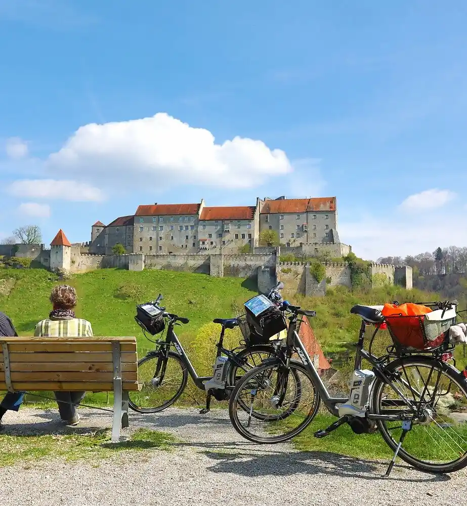 Zwei Fahrräder auf der Wiese vor der Burg Burghausen