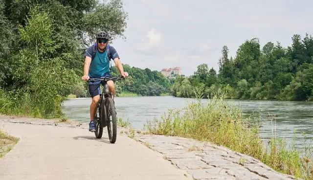 Radfahrer auf dem Uferweg an der Salzach bei Burghausen