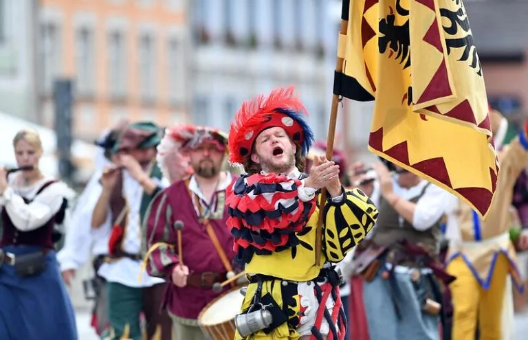 Historisch kostümierte Musikanten beim Burgfest in Burghausen