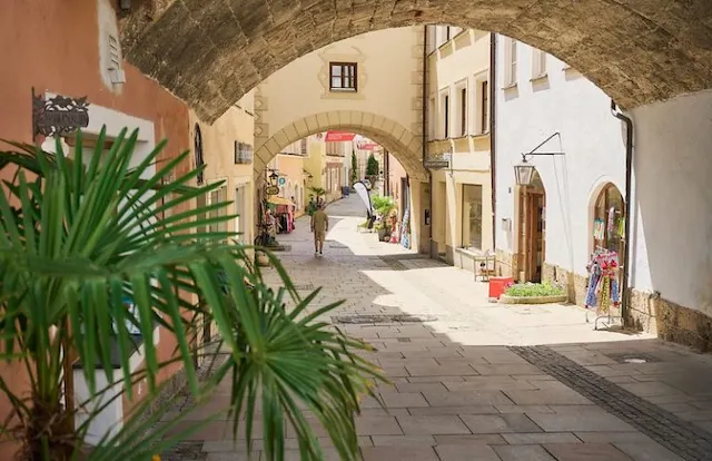 Blick durch einen Torbogen in eine Gasse der Altstadt von Burghausen