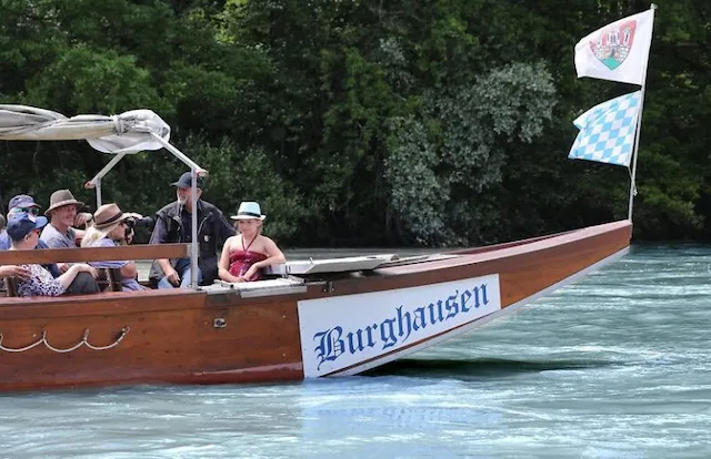 Traditionelle Plätte mit Fahrgästen auf der Salzach in Burghausen