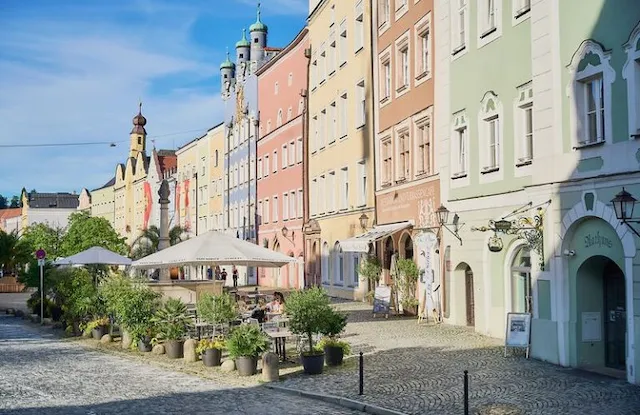 Bunte Häuserzeile mit Straßencafé in der Altstadt von Burghausen