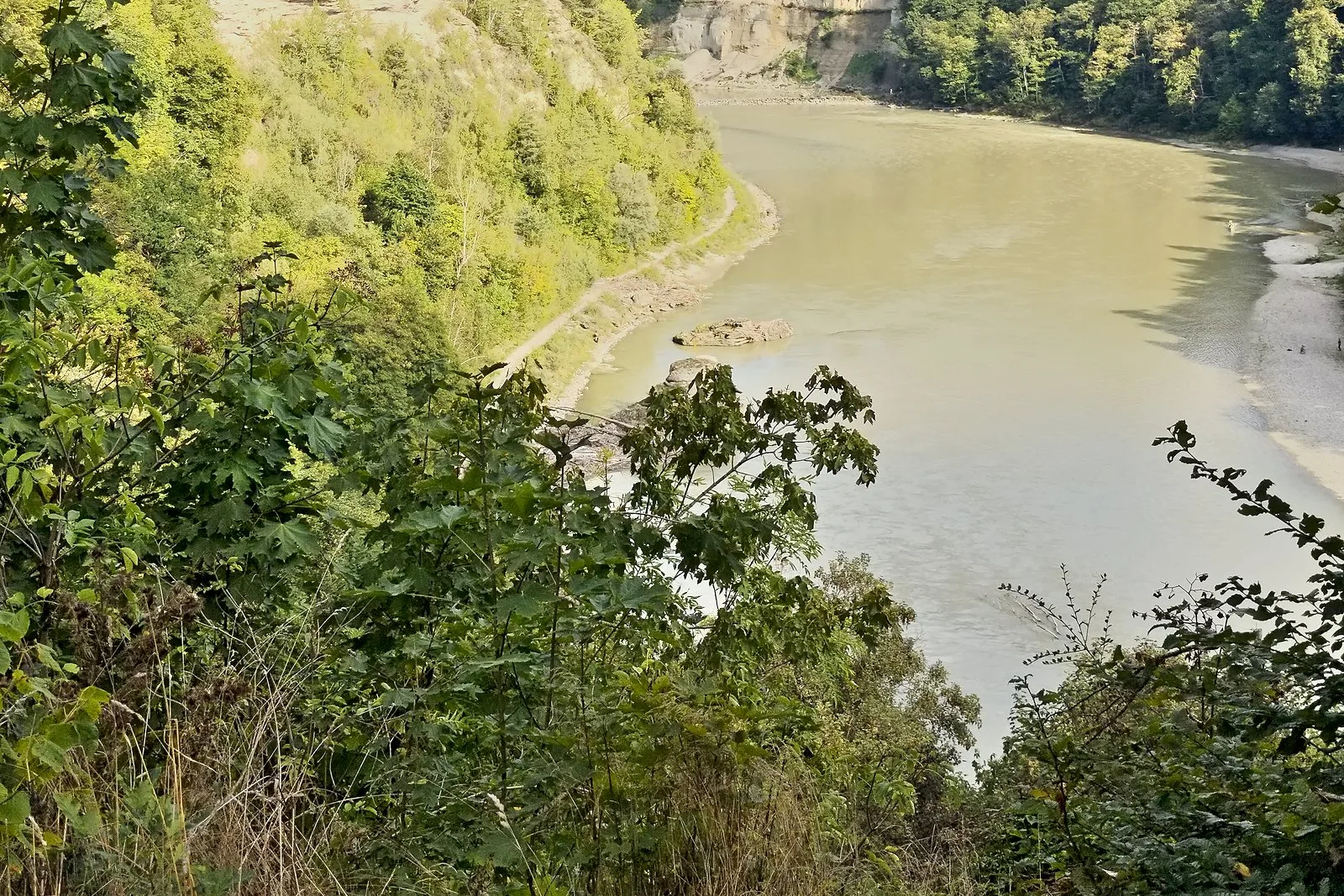 Helle Felswand über der Salzach am Salzachdurchbruch bei Burghausen, davor eine Kiesbank