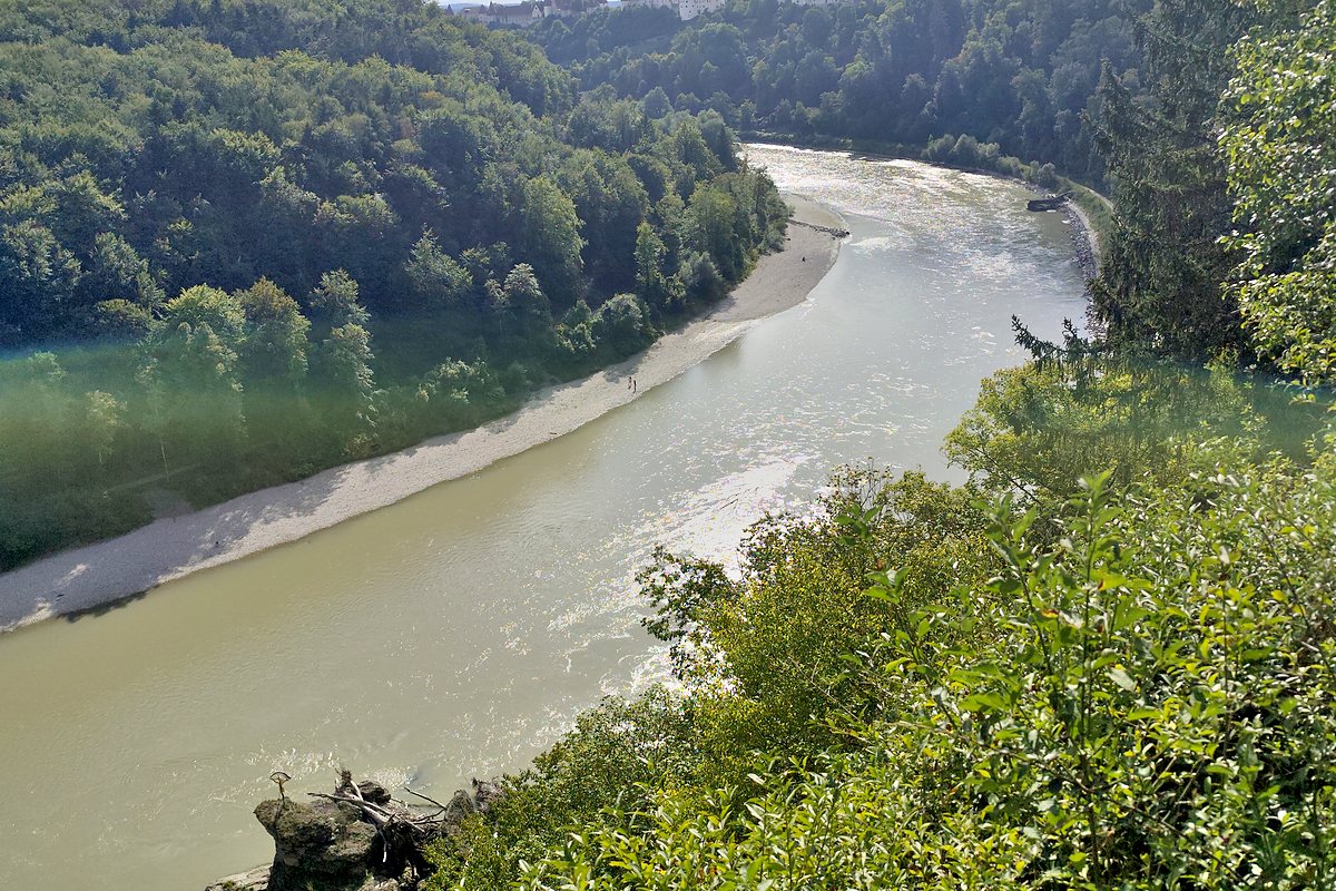 Blick von oben auf die Salzachschleife bei Burghausen, im Hintergrund die Stadt
