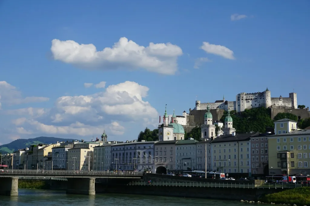 Blick über die Salzach auf die Altstadt von Salzburg mit dem Dom und der Festung Hohensalzburg