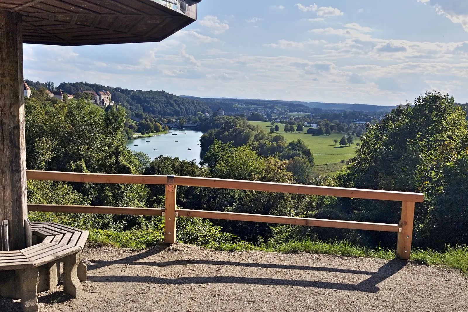 Überdachter Rastplatz „Schwammerl“ mit Holzgeländer und Blick auf Wöhrsee und Burg Burghausen