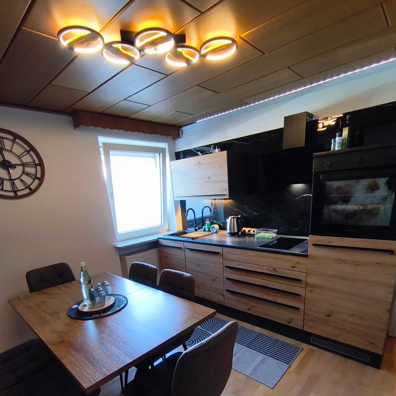 Küche – Ferienwohnung Burgjuwel Burghausen Voll ausgestattete Küche mit Essbereich in der Ferienwohnung Burgjuwel in Burghausen